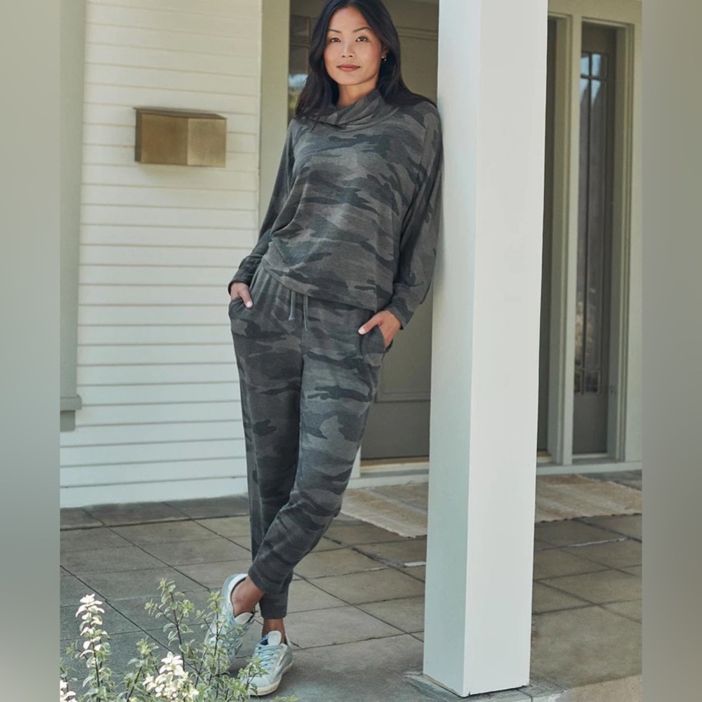 Splendid super soft Camo jogger sweatpants